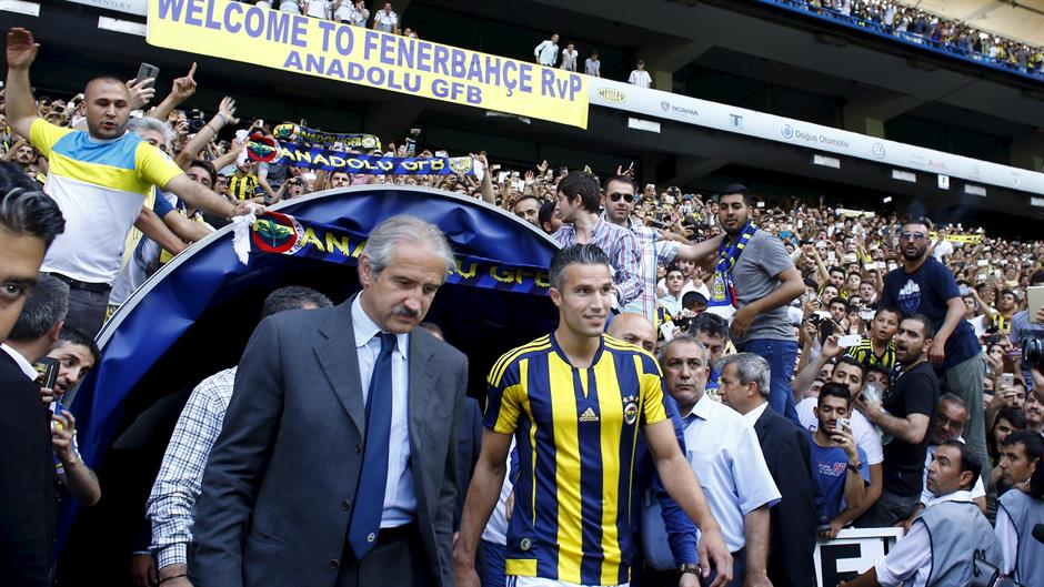 2015-07-14T163845Z_1470457885_GF10000159098_RTRMADP_3_SOCCER-ENGLAND-VANPERSIE