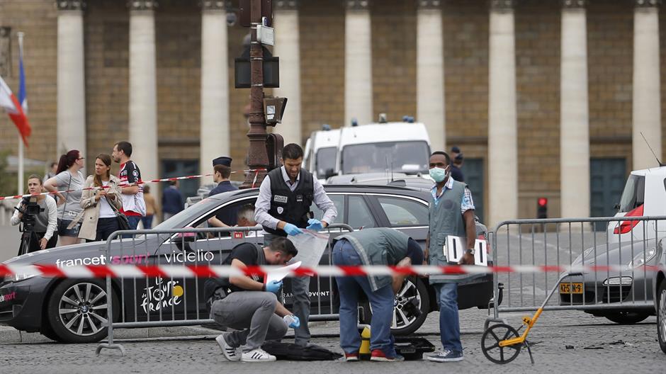 2015-07-26T112425Z_493998120_LR2EB7Q0VOE3I_RTRMADP_3_CYCLING-TOUR-CAR-POLICE