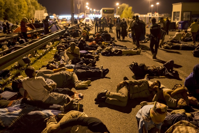 2015-09-15T195003Z_307807965_GF10000207244_RTRMADP_2_EUROPE-MIGRANTS-SERBIA
