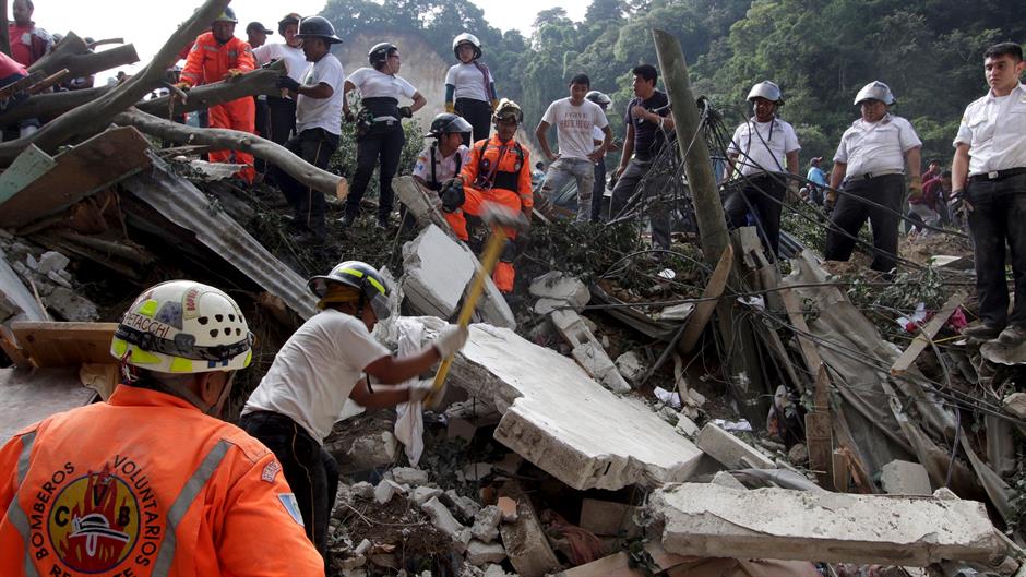 2015-10-02T221513Z_1253998617_GF10000230517_RTRMADP_3_GUATEMALA-MUDSLIDE