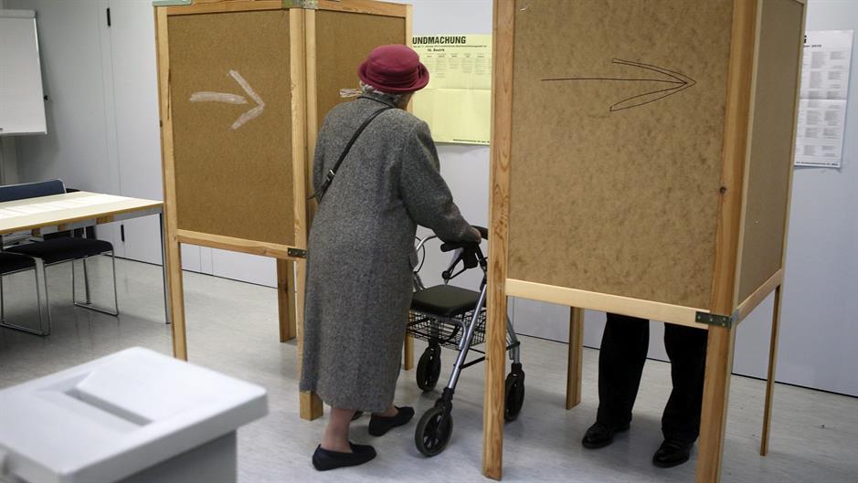 2015-10-11T103817Z_470825385_GF10000240903_RTRMADP_3_AUSTRIA-ELECTION