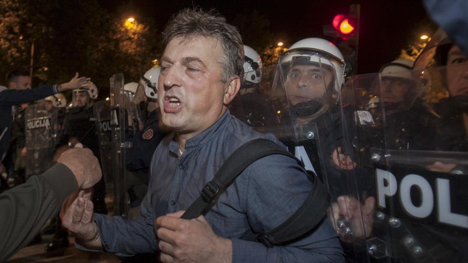 2015-10-17T204448Z_719720843_GF10000248806_RTRMADP_3_MONTENEGRO-PROTESTS