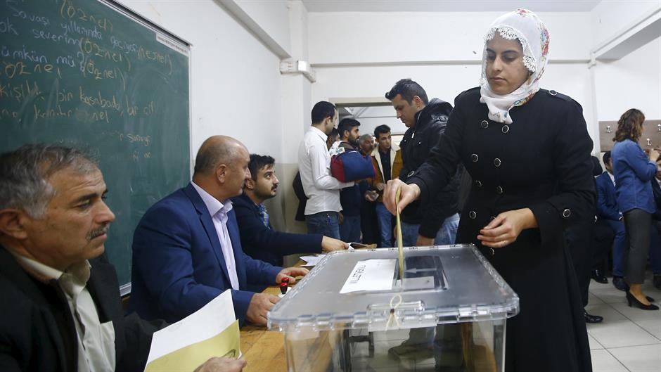 2015-11-01T075114Z_849140306_GF20000041436_RTRMADP_3_TURKEY-ELECTION