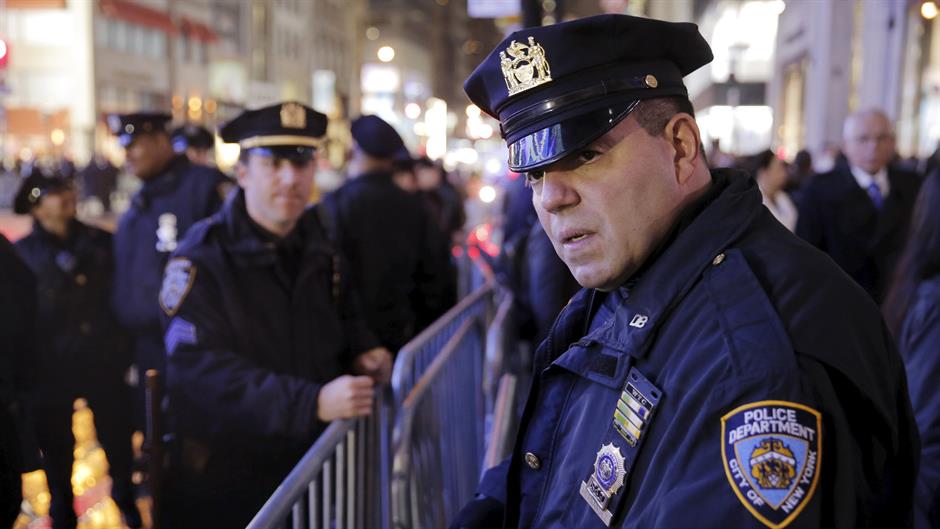 2015-12-03T033603Z_807468500_GF20000083138_RTRMADP_3_CHRISTMAS-SEASON-TREE