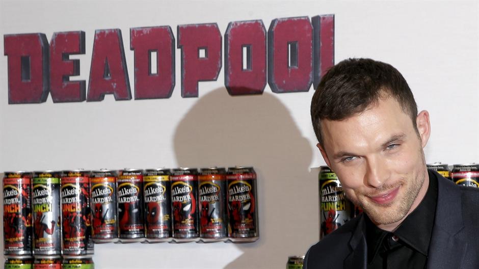 2016-02-09T040436Z_1992304358_GF10000301616_RTRMADP_3_USA-ENTERTAINMENT