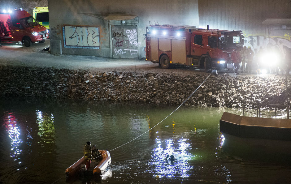 2016-02-14T130626Z_1365462560_GF10000307949_RTRMADP_3_SWEDEN-TRANSPORT-CARCRASH
