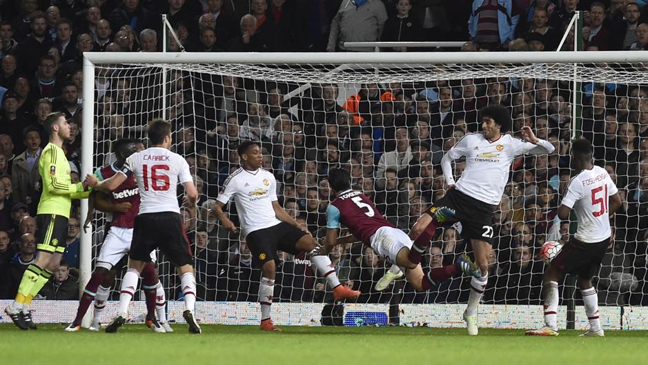 2016-04-13T194229Z_103578149_MT1ACI14349040_RTRMADP_3_SOCCER-ENGLAND-WHU-MUN