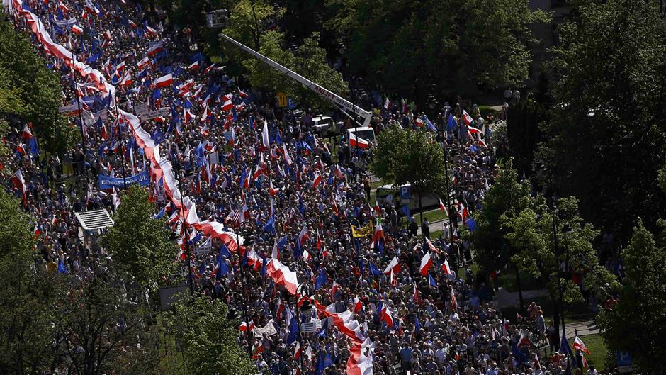 2016-05-07T121557Z_825339134_LR1EC570Y2AO1_RTRMADP_3_POLAND-PROTEST