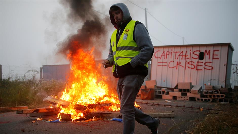 2016-05-27T055448Z_868554711_S1BETGKCKMAB_RTRMADP_3_FRANCE-POLITICS-PROTESTS-OIL