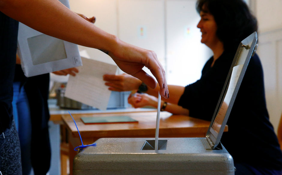 2016-06-05T100250Z_1349632528_S1AETIDESOAB_RTRMADP_3_SWISS-VOTE