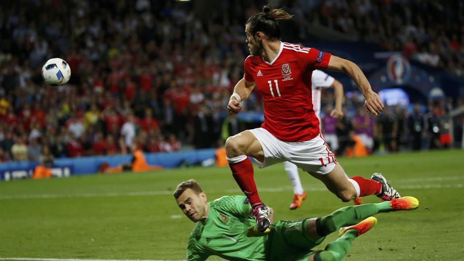 2016-06-20T201522Z_231041181_LR1EC6K1K9BIU_RTRMADP_3_SOCCER-EURO-RUS-WAL