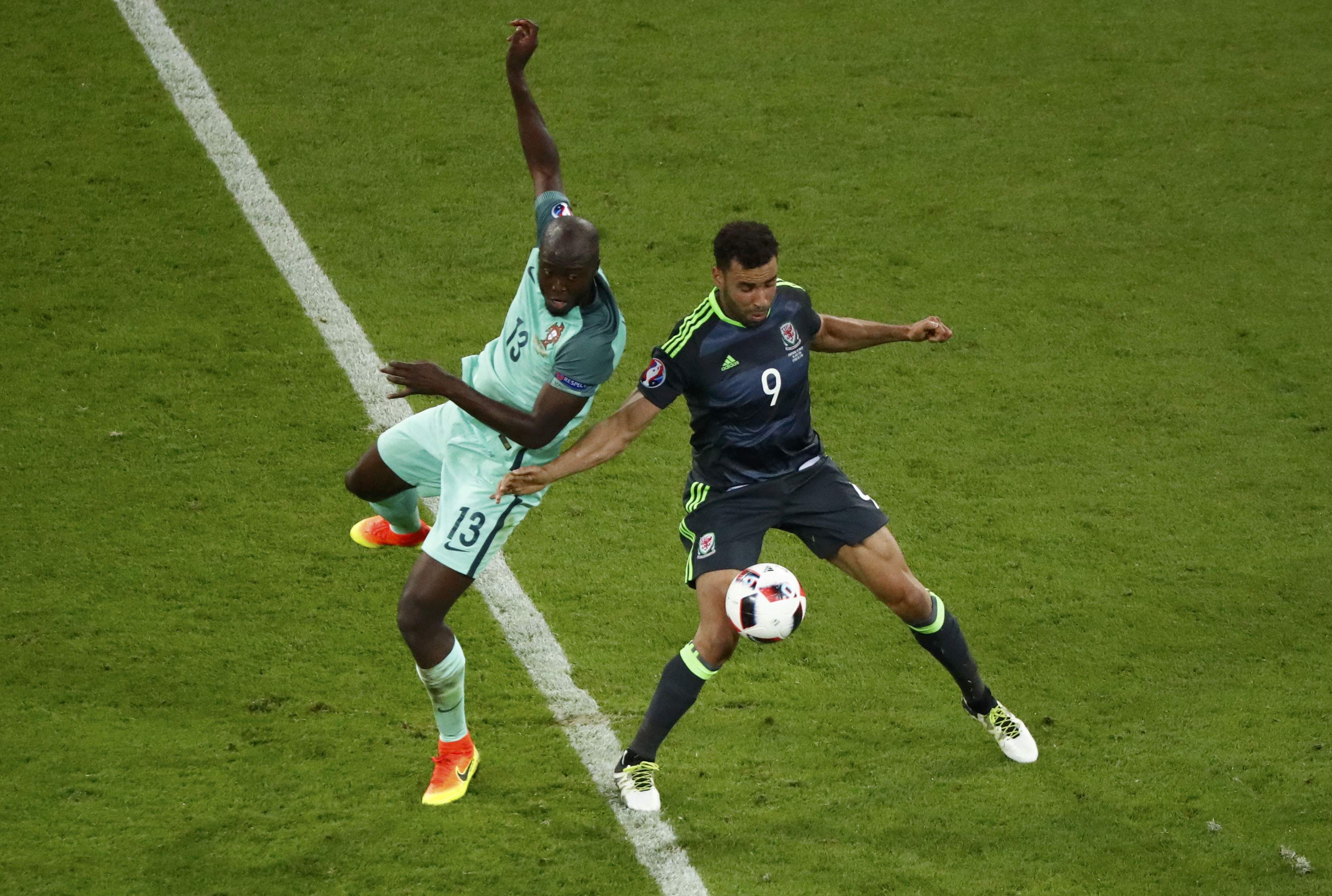 2016-07-06T194334Z_1794434321_LR1EC761ISCM7_RTRMADP_3_SOCCER-EURO-POR-WAL