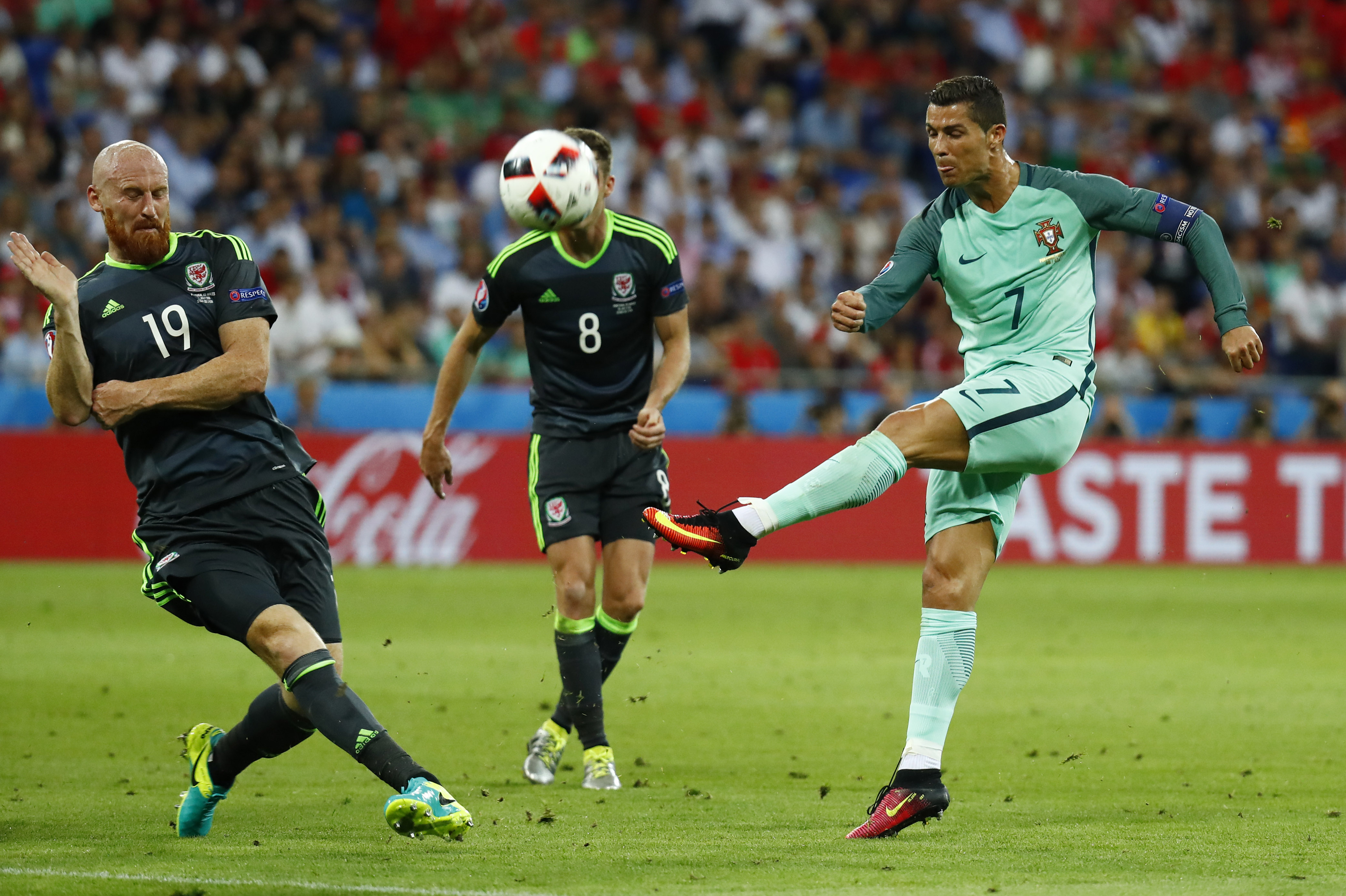 2016-07-06T194507Z_110835907_MT1ACI14471820_RTRMADP_3_SOCCER-EURO-POR-WAL