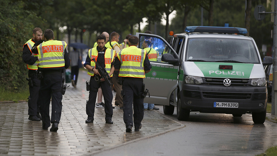 2016-07-22T174328Z_794285224_LR1EC7M1D85ZG_RTRMADP_3_GERMANY-CRIME-MUNICH