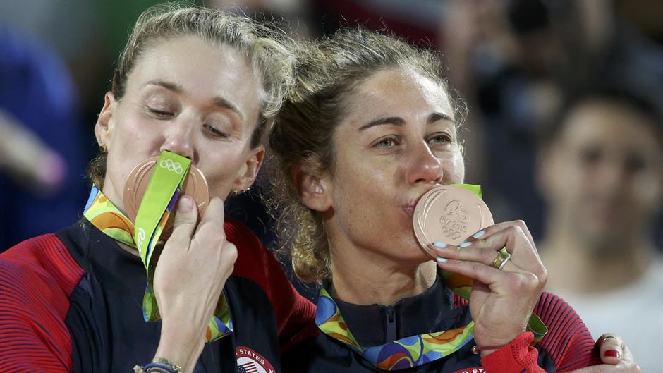 2016-08-18T044110Z_301629243_RIOEC8I0D0LHJ_RTRMADP_3_OLYMPICS-RIO-BVOLLEYBALL-W