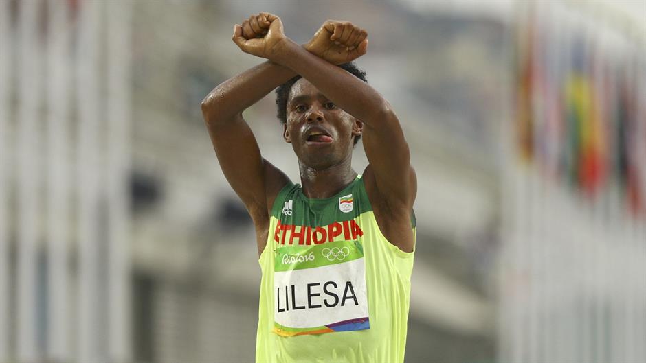 2016-08-21T204032Z_533832970_RIOEC8L1LFJBD_RTRMADP_3_OLYMPICS-RIO-ATHLETICS-M-MARATHON-LILESA