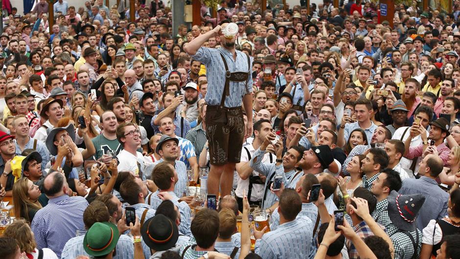 2016-09-17T105029Z_63167528_LR1EC9H0U3UUK_RTRMADP_3_GERMANY-OKTOBERFEST-OPENING
