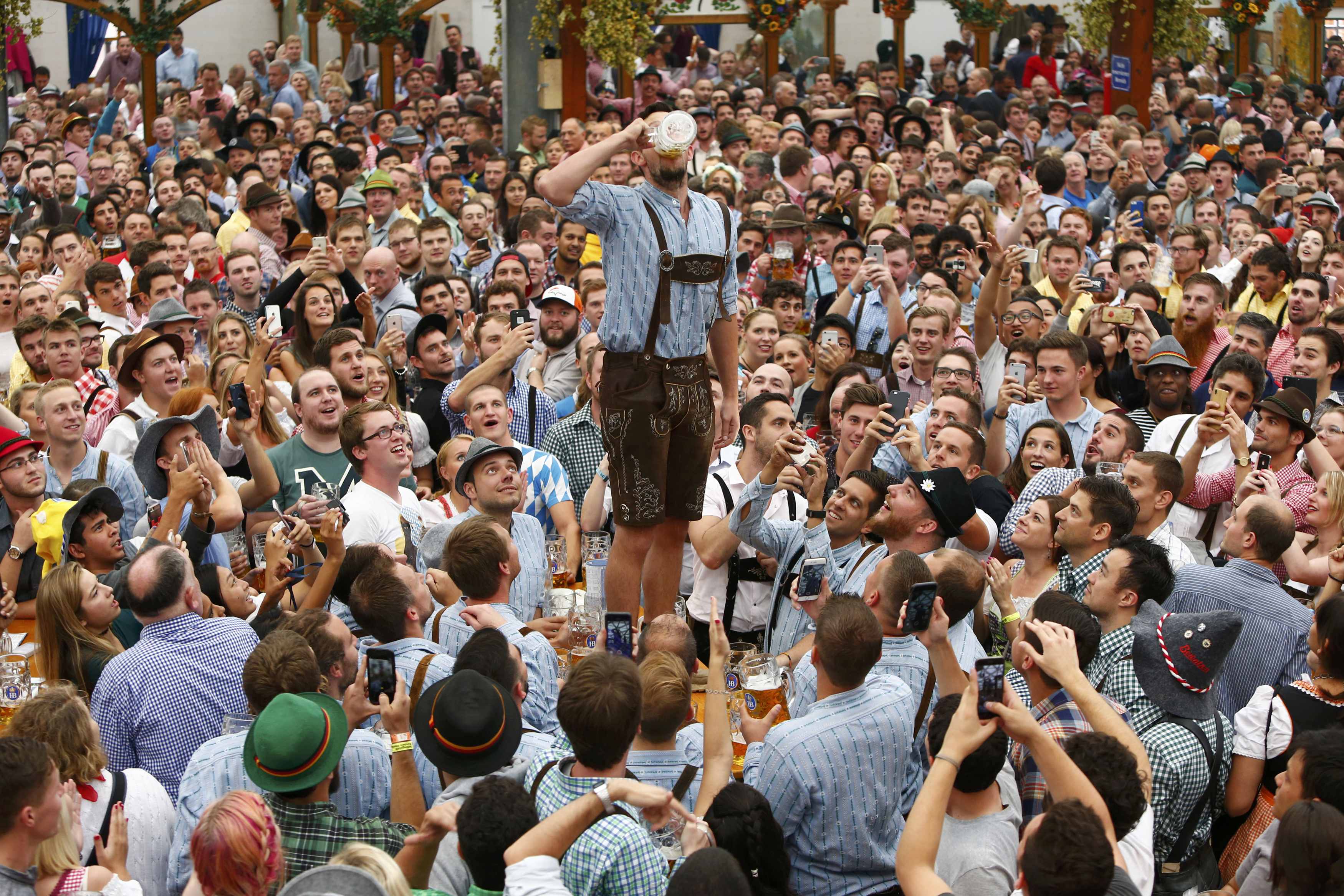 2016-09-17T105029Z_63167528_LR1EC9H0U3UUK_RTRMADP_3_GERMANY-OKTOBERFEST-OPENING