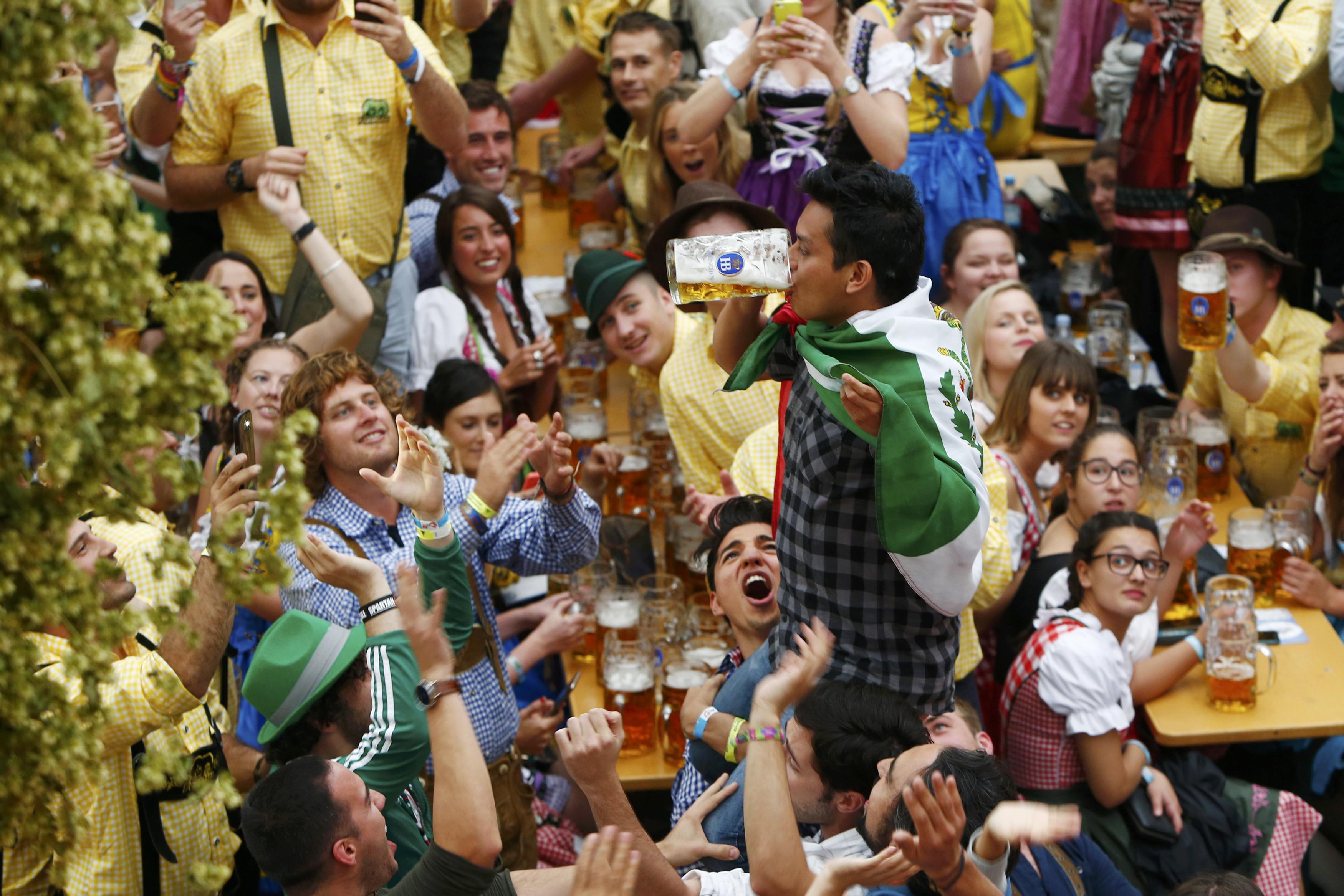 2016-09-17T111837Z_2100169723_LR1EC9H0VEQVS_RTRMADP_3_GERMANY-OKTOBERFEST-OPENING