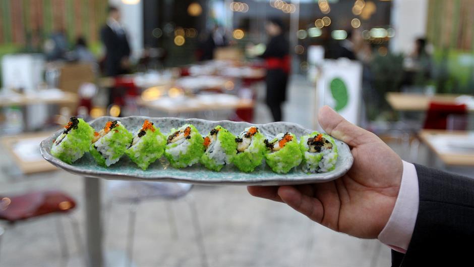 2016-10-09T145537Z_1376364592_D1AEUFZOVXAA_RTRMADP_3_QATAR-ARAB-SUSHI-RETSAURANT (1)