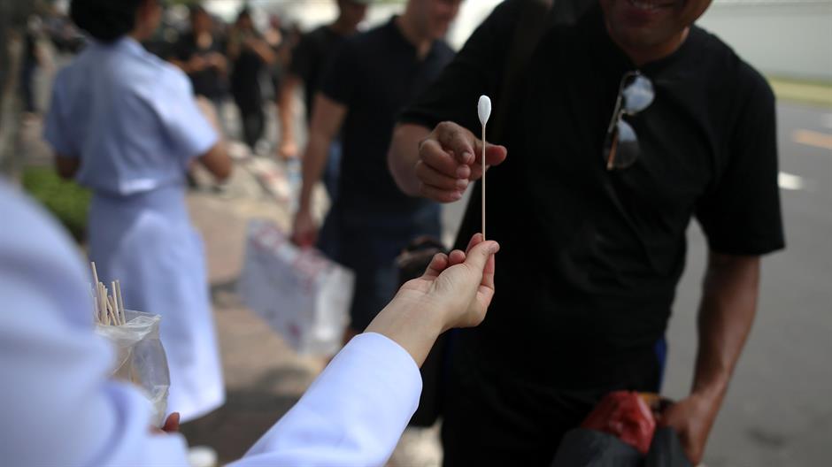 2016-10-15T095838Z_3_LYNXMPEC9E054_RTROPTP_4_THAILAND-KING-STRESS