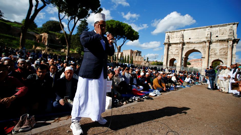 2016-10-21T155237Z_1385048458_D1BEUIGTQJAB_RTRMADP_3_ITALY-MOSQUES