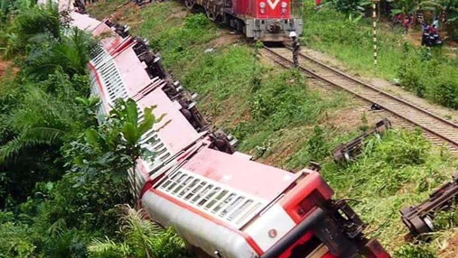 2016-10-21T201441Z_954653261_S1BEUIHQXDAC_RTRMADP_3_CAMEROON-DERAILMENT