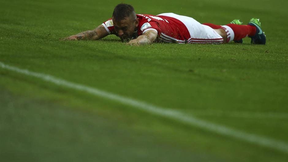 2016-10-22T180301Z_1799987221_LR1ECAM1E4Q4F_RTRMADP_3_SOCCER-GERMANY-BAY-MON