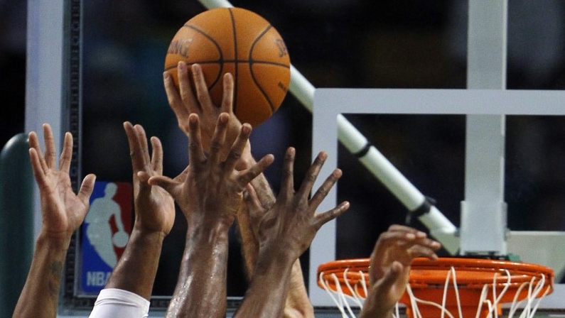 2016-10-25T215713Z_1_MTZGRQECAPMIBH6U_RTRFIPP_0_NBA