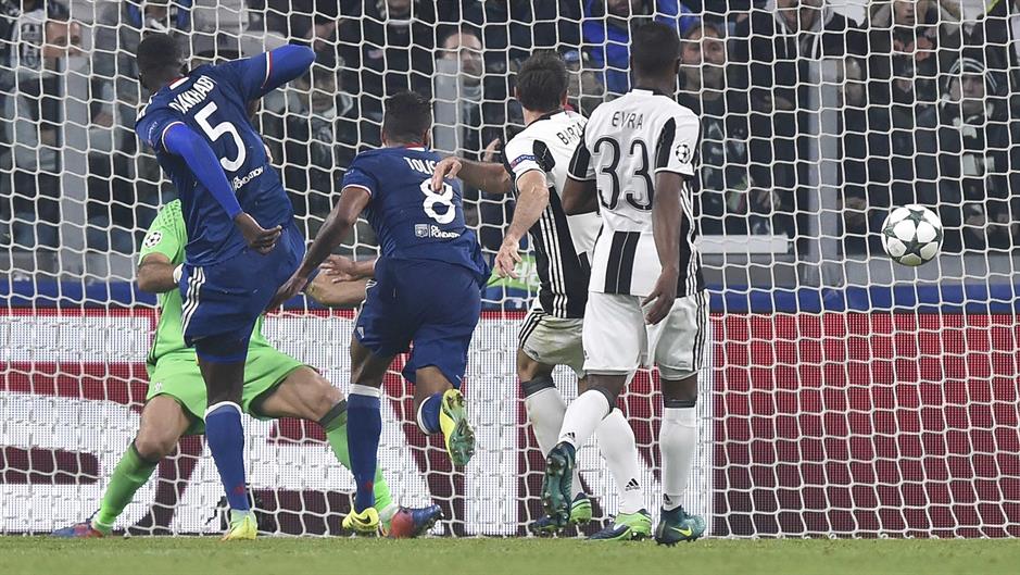 2016-11-02T213410Z_823445920_LR1ECB21NWN6U_RTRMADP_3_SOCCER-CHAMPIONS-JUV-LYO