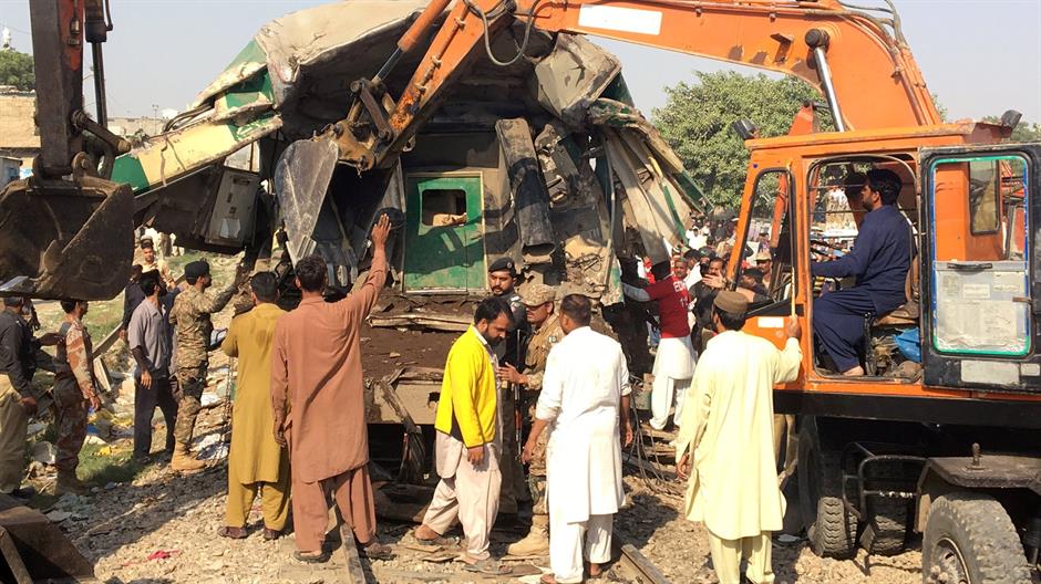 2016-11-03T065953Z_59171736_S1BEUKQVWZAA_RTRMADP_3_PAKISTAN-ACCIDENT