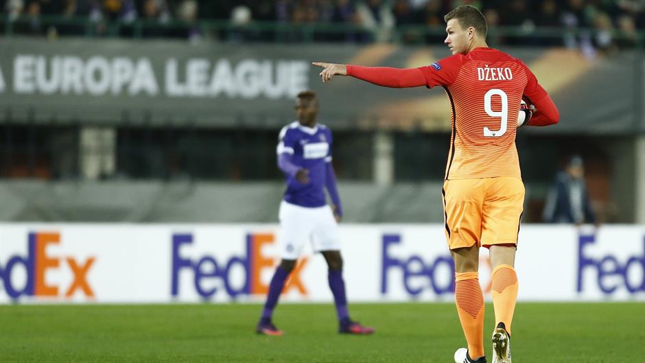 2016-11-03T181445Z_740433139_LR1ECB31EOBI4_RTRMADP_3_SOCCER-EUROPA-AUV-ROM