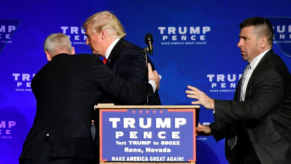 2016-11-06T022149Z_1953339976_S1AEULEQQNAA_RTRMADP_3_USA-ELECTION-TRUMP