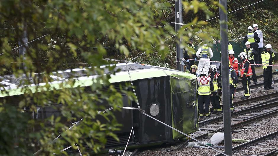 2016-11-09T110830Z_256926613_LR1ECB90UXUOB_RTRMADP_3_BRITAIN-TRAM-TRAPPED