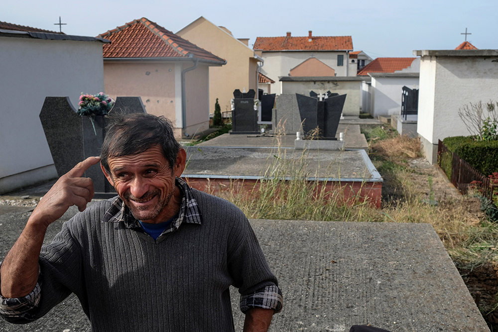 2016-11-11T110928Z_2112543738_S1AEUMFANOAA_RTRMADP_3_SERBIA-GRAVES