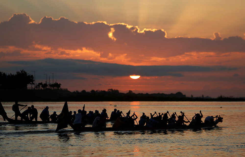 2016-11-14T022541Z_1790078944_S1BEUMRZMBAA_RTRMADP_3_CAMBODIA-FESTIVAL-WATER
