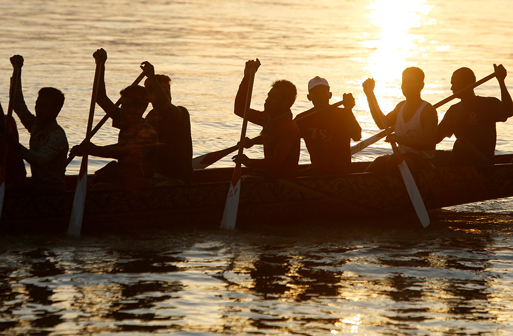 2016-11-14T022553Z_301043864_S1BEUMRZMNAE_RTRMADP_3_CAMBODIA-FESTIVAL-WATER