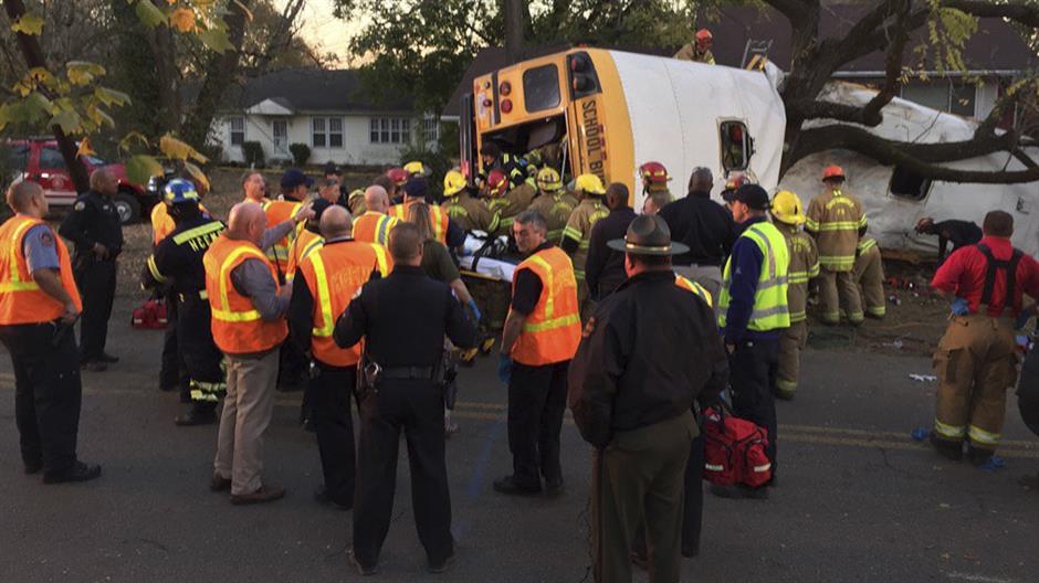 2016-11-22T003107Z_1_MTZGRQECBM0PFWUU_RTRFIPP_0_USA-TENNESSEE-CRASH