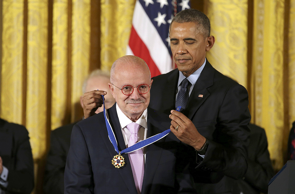 2016-11-22T220250Z_478453839_HT1ECBM1P8CR6_RTRMADP_3_USA-OBAMA-MEDAL