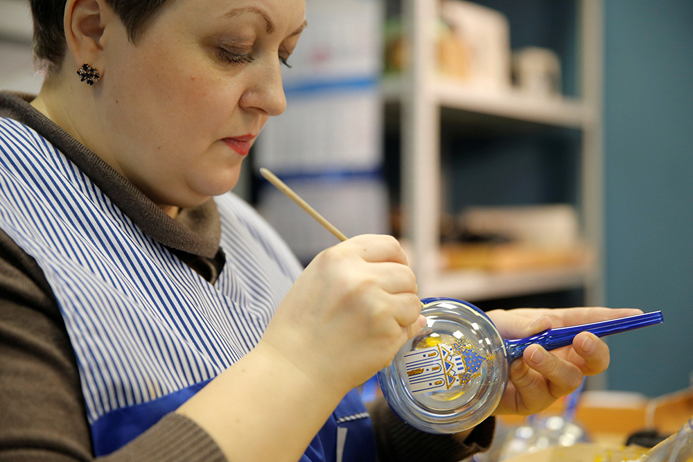 2016-11-24T210452Z_877942846_S1AEUOSYXOAA_RTRMADP_3_CHRISTMAS-SEASON-RUSSIA-TOYS