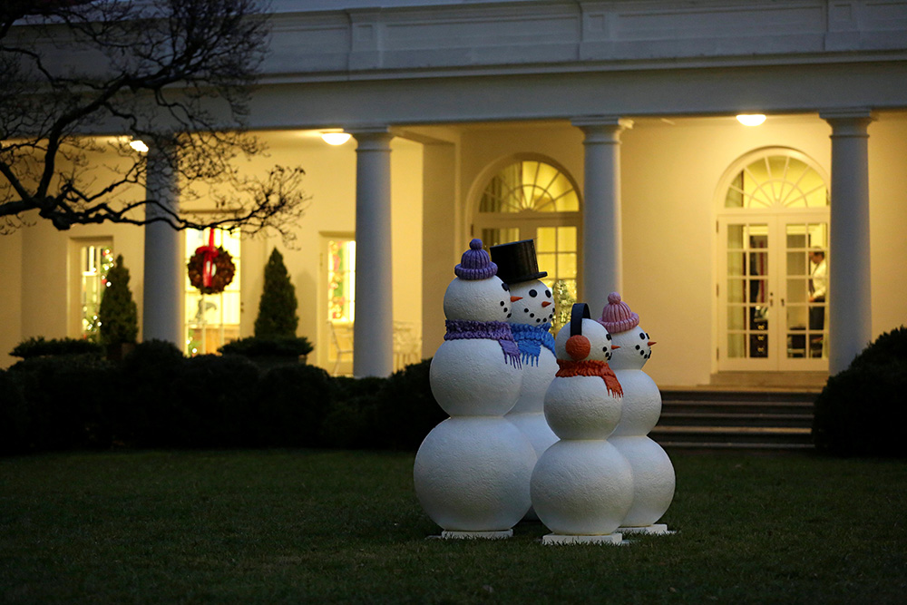 2016-11-29T231722Z_1453003712_RC1105C8FC90_RTRMADP_3_USA-OBAMA-CHRISTMAS