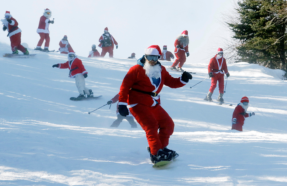 2016-12-04T175934Z_316271836_RC1CD5A8F130_RTRMADP_3_CHRISTMAS-SEASON-SKIINGSANTAS