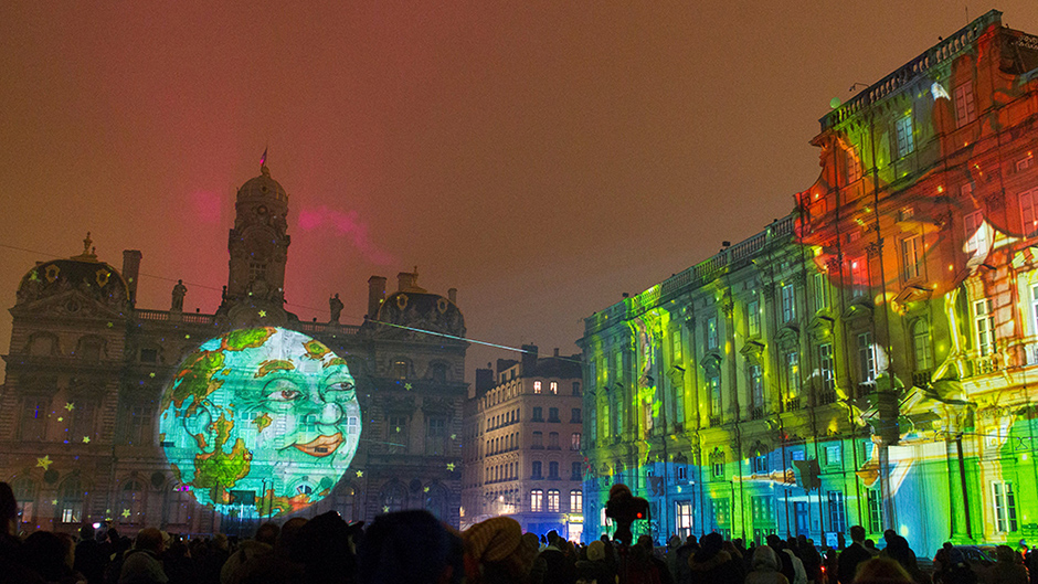 2016-12-08T084256Z_1473591020_RC1194EF04C0_RTRMADP_3_FESTIVAL-LIGHTS-LYON 11