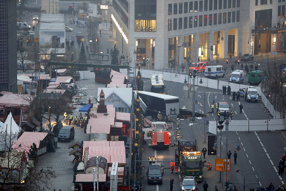 2016-12-20T074219Z_768375320_LR1ECCK0LE8MX_RTRMADP_3_GERMANY-TRUCK