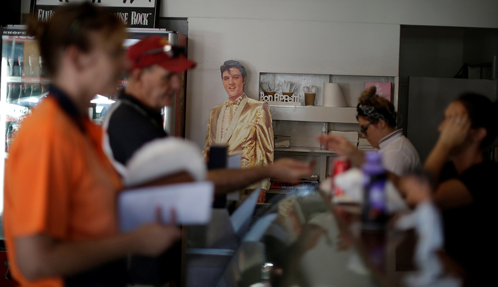 2017-01-13T032025Z_581611080_RC116AD33590_RTRMADP_3_AUSTRALIA-ELVIS-FESTIVAL