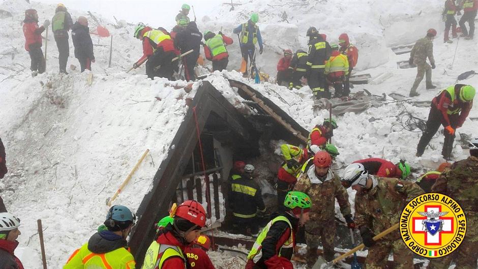 2017-01-22T114113Z_492520305_RC18E2701A70_RTRMADP_3_ITALY-QUAKE-AVALANGE