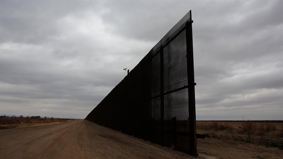 2017-01-25T033435Z_54675288_RC11065A1140_RTRMADP_3_USA-TRUMP-MEXICO