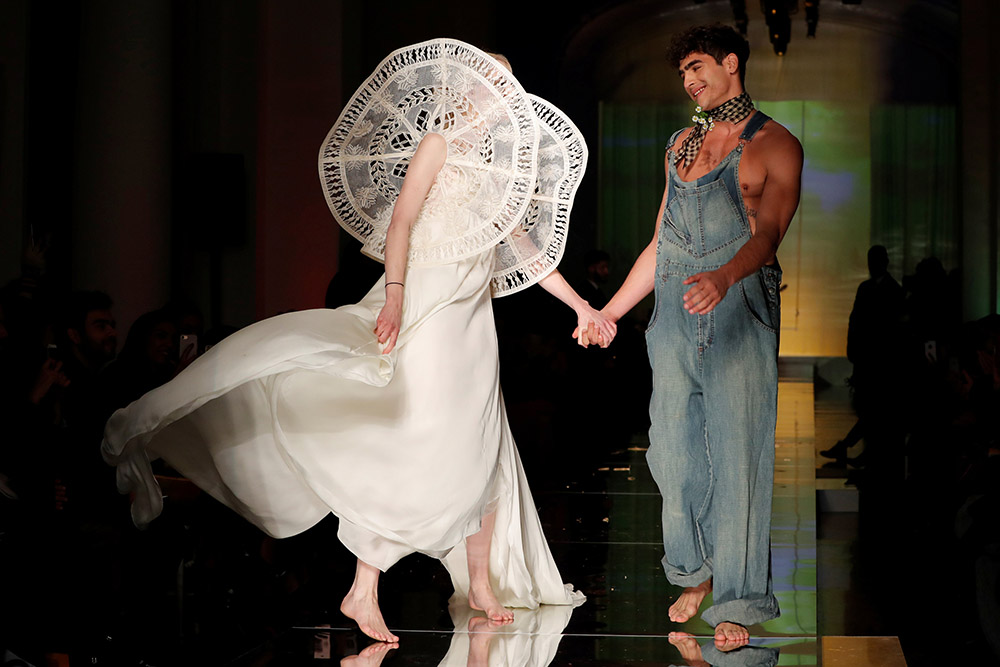 2017-01-25T154915Z_868029799_RC16885EE940_RTRMADP_3_FASHION-PARIS