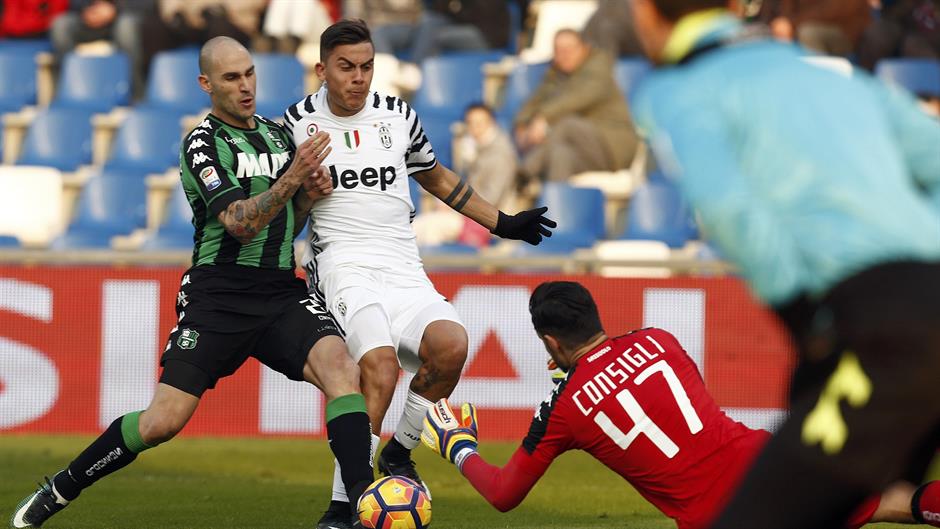 2017-01-29T151755Z_602597409_LR1ED1T16HI2D_RTRMADP_3_SOCCER-ITALY