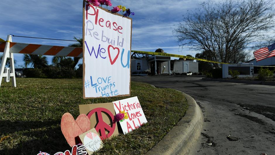 2017-01-29T235214Z_291575424_RC11FE0CFC00_RTRMADP_3_USA-MOSQUE